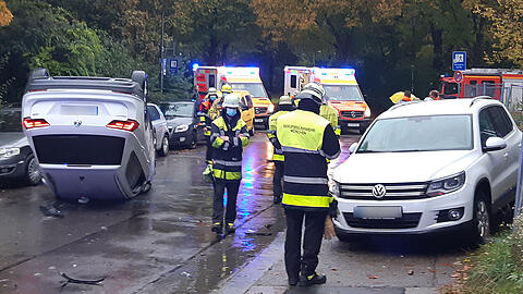 In der Weißenseestraße hat sich am Freitagmorgen ein Pkw überschlagen und blieb auf dem Dach liegen.