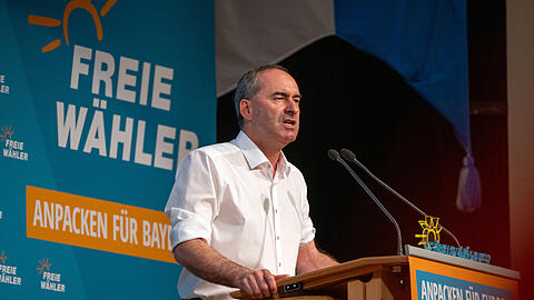 Freie-Wähler-Chef Hubert Aiwanger steht wegen seiner Haltung beim Hochwasserschutz in der Kritik. Hier ist er bei einer Landesversammlung der Freien Wähler Bayern zur Europawahl zu sehen.