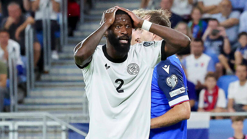 Deutschlands vermeintlicher Abwehrchef Antonio Rüdiger erwischte gegen die Slowakei einen ganz schlechten Tag.
