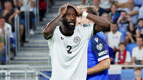 Deutschlands vermeintlicher Abwehrchef Antonio Rüdiger erwischte gegen die Slowakei einen ganz schlechten Tag.