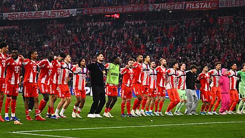 Die Stars des FC Bayern lassen sich feiern.