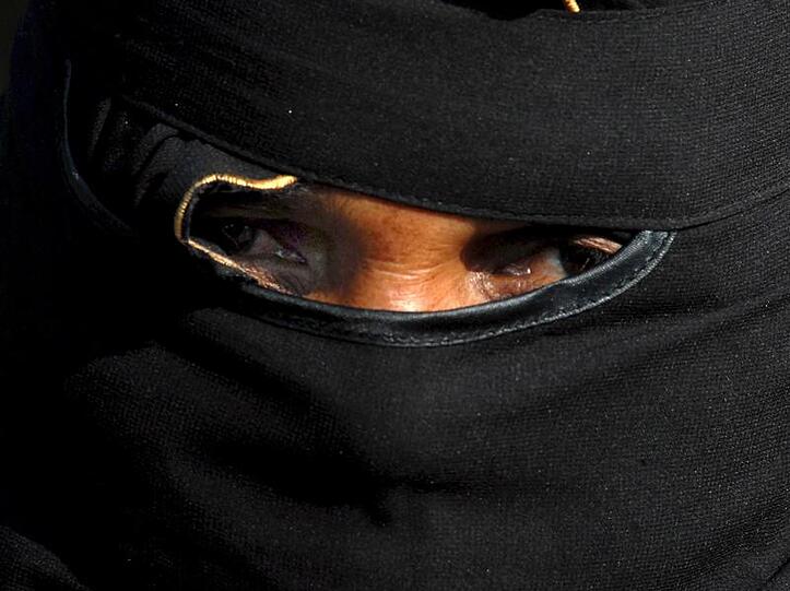 Tief verschleierte Muslimin in Saudi-Arabien.