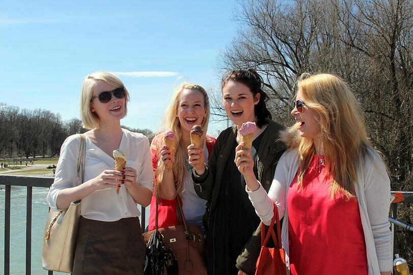 Lieber ein kaltes Eis als kühle Temperaturen: Auf der Corneliusbrücke genießen (v. l.) Verena, Alba, Undine und Sibel ein Eis.