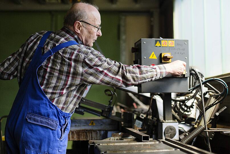 Ältere Mitarbeiter wie dieser fehlen den Unternehmen, seit die Rente mit 63 eingeführt worden ist.