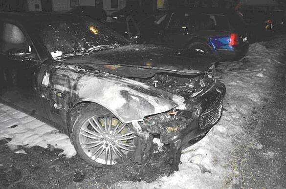 Die Front ist vollkommen zerstört: Der luxuriöse Maserati ging in der Isarvorstadt in Flammen auf