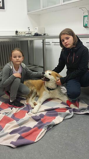 Die Schwestern Annete und Annika (r.) mit ihrem geliebten Freund Hachiko. Jetzt ist der Hund tot.