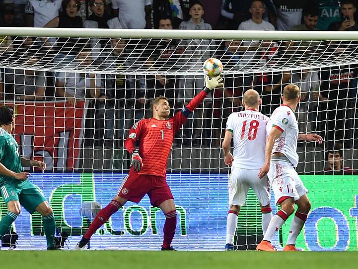 Manuel Neuer (M) reagiert glänzend und wehrt einen Torschuss ab.