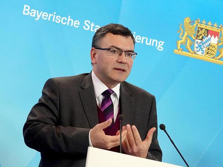 Staatsminister Florian Herrmann (CSU) spricht auf einer Pressekonferenz. Foto: Peter Kneffel/Archiv