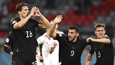 Deutschlands Leon Goretzka (l-r) bejubelt sein Tor zum 2:2 mit Kevin Volland und Joshua Kimmich.