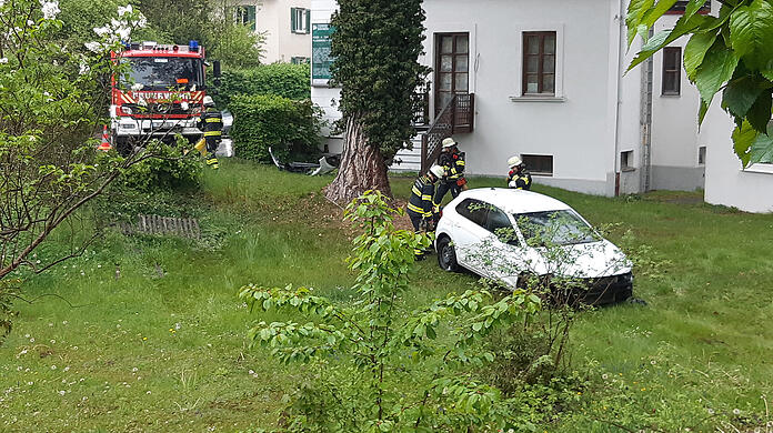 Die Feuerwehr beim verunfallten Wagen.