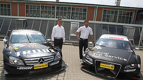 Hightech-Autos vor dem Museum Industriekultur: Ralf Schumacher (links) und Martin Tomczyk mit ihren Dienstfahrzeugen von Mercedes und Audi.