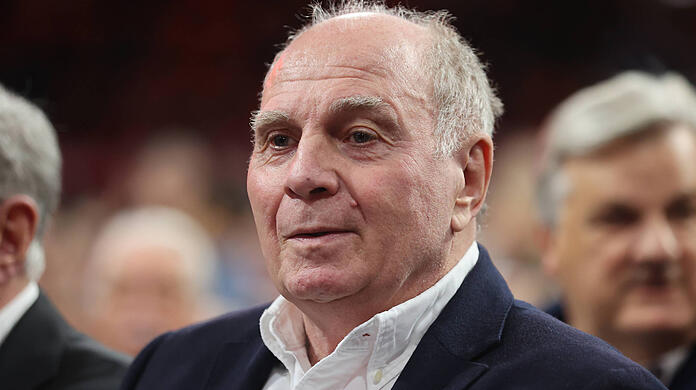 Al fianco dei suoi giocatori, soprattutto nei momenti difficili: il leggendario allenatore del Bayern Uli Hoeneß.