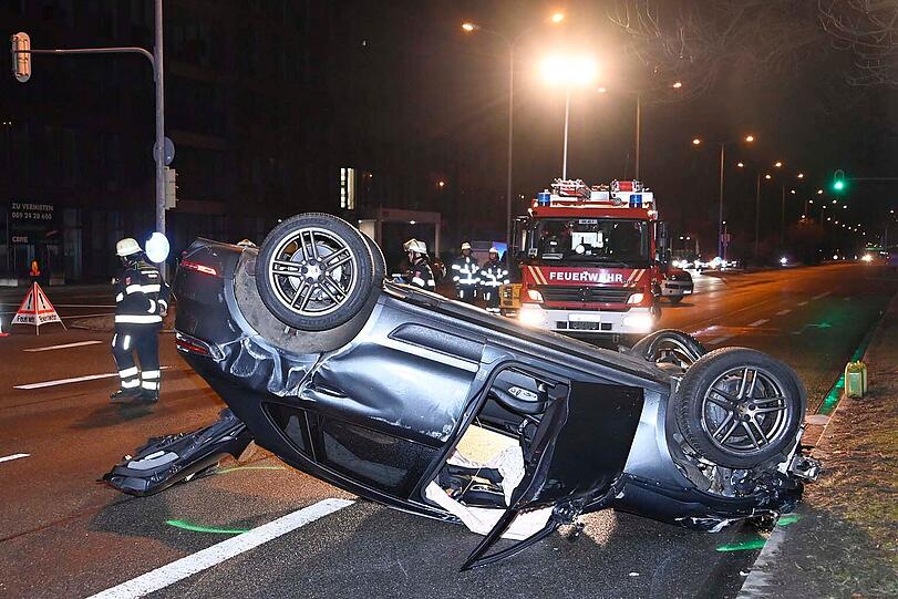 Der Porsche überschlug sich mehrfach und kam nach AZ-Informationen erst 140 Meter entfernt auf der Kreuzung mit der Detmoldstraße auf dem Dach zu liegen.