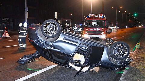 Der Porsche überschlug sich mehrfach und kam nach AZ-Informationen erst 140 Meter entfernt auf der Kreuzung mit der Detmoldstraße auf dem Dach zu liegen.