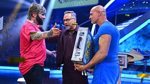 Thorsten Legat holt sich am Ende von "Schlag den Star" den Sieg und den Geldkoffer.