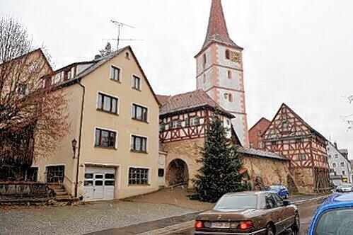 Rund um die Wehrkirche von Kirchensittenbach tobt ein Hühner-Streit.