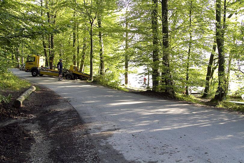 Sommer und Sonne am Starnberger See: Da ging auch ein Porsche Boxter Cabrio am Dienstag baden. Nachdem das Fahrzeug aus unbekannter Ursache ins Wasser gerollt war, musste es vom Abschleppdienst geborgen werden.