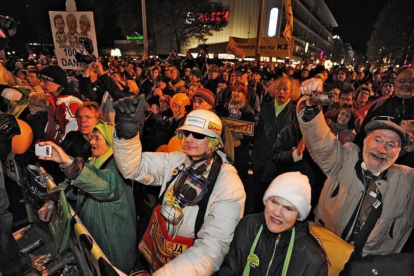 Stuttgart 21: Gegner protestieren nach der Volksabstimmung am Sonntag vor dem Stuttgarter Hauptbahnhof - die Bilder.
