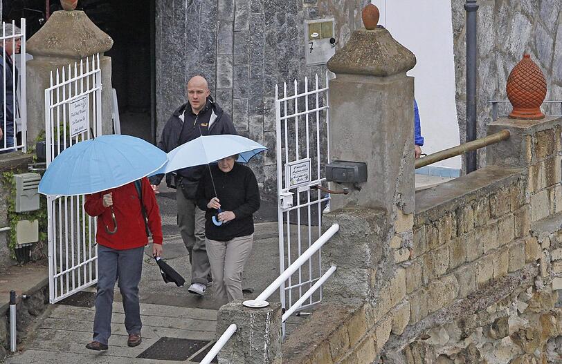 Fotos zeigten die Kanzlerin und den Quantenchemiker im Freizeit-Look bei Spaziergängen, begleitet von Bodyguards.