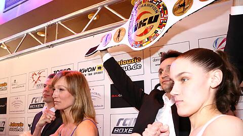 Beim Wiegen vor ihrem Kampf gegen gegen Cathy Le-Mée: Kickbox-Ass Christine Theiss in der Sports Bar in München