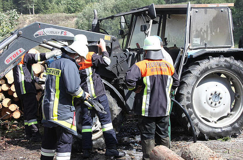 Der Motorblock eines Traktors hatte gebrannt. Die Feuerwehr hatte den Brand schnell im Griff.