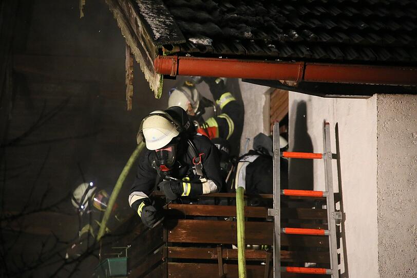Das Haus in Pittenhart stand in den Abendstunden im Flammen.
