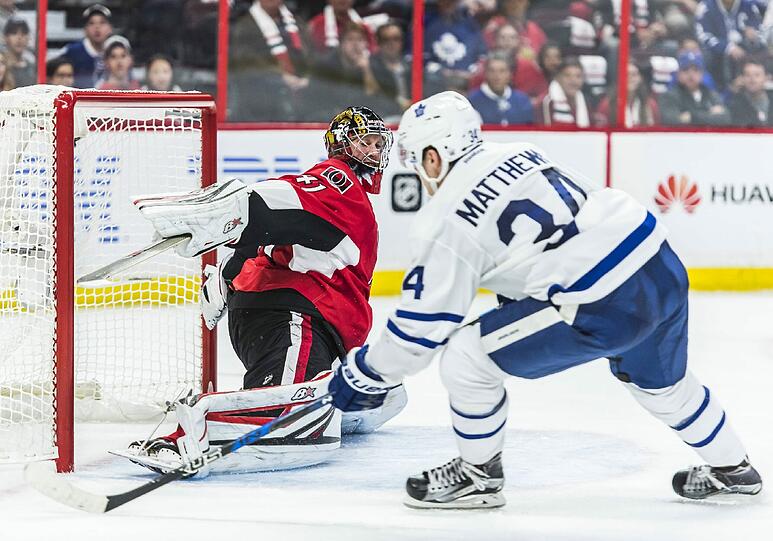 Hier erzielt Auston Matthews gerade eines seiner vier Tore in seinem ersten NHL-Spiel.