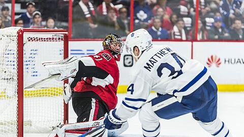 Hier erzielt Auston Matthews gerade eines seiner vier Tore in seinem ersten NHL-Spiel.