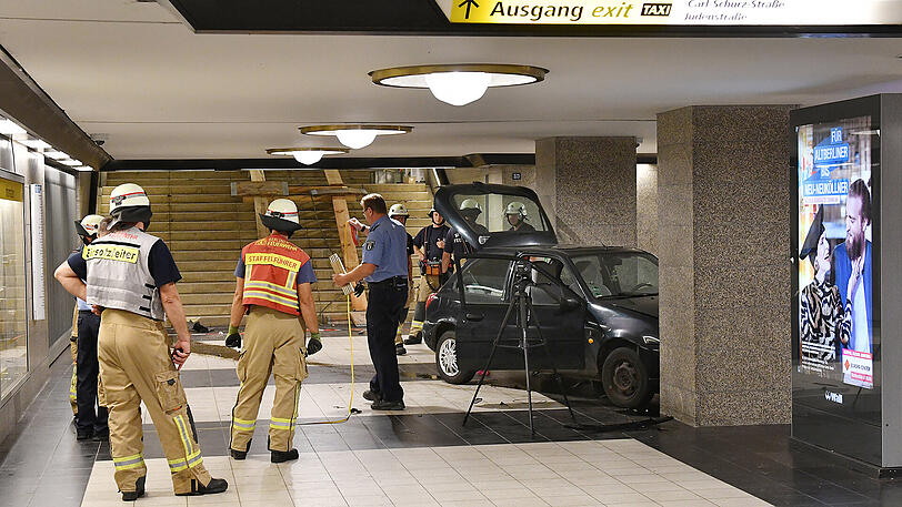 Nach einer Verfolgungsjagd mit der Polizei steuerte der Fahrer des Fiestas die Treppen zu den Gleisen hinunter.