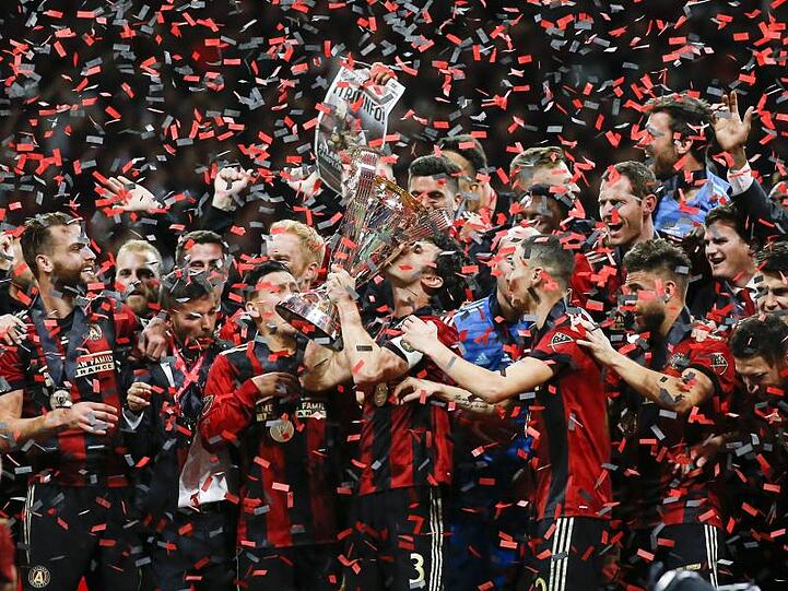 Die Spieler von Atlanta United (M) feiern den Sieg im MLS-Finale.