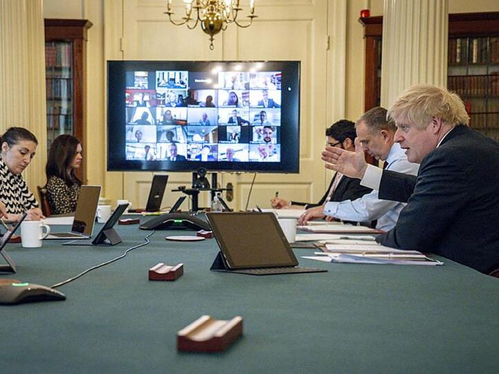 Premier Boris Johnson (vorne r) leitet in der 10 Downing Street erstmals eine Kabinettssitzung per Videokonferenz.