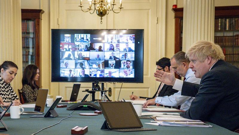 Premier Boris Johnson (vorne r) leitet in der 10 Downing Street erstmals eine Kabinettssitzung per Videokonferenz. Premier Boris Johnson (vorne r) leitet in der 10 Downing Street erstmals eine Kabinettssitzung per Videokonferenz.