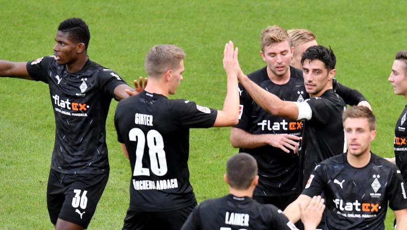 Gladbachs Mannschaft jubelt nach dem Tor zur 1:0-Führung durch Lars Stindl (3.v.r).