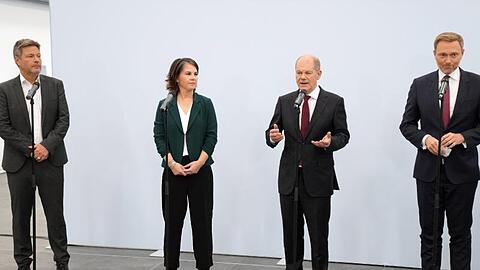 Robert Habeck (l-r), Annalena Baerbock, Olaf Scholz und Christian Lindner geben nach den Sondierungsgesprächen ein Statement ab.