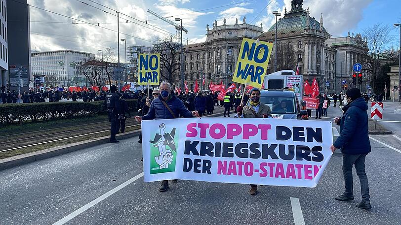 Laut Polizeisprecher Andreas Franken bewegen sich rund 1.000 Demonstranten durch die Stadt.
