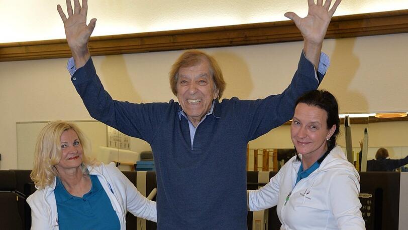 Motiviert in der Reha: Bata Illic mit seiner Therapeutin Michaela Hochhaus und ihrer Kollegin Inge Sossau-Böhm in der Privatklinik Jägerwinkel am Tegernsee.