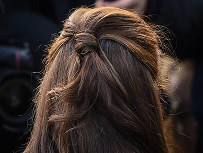 Eine Half-up-Frisur ist eine Mischung aus offenen Haaren und einer Hochsteckfrisur. Dabei wird nur der obere Teil der Haare nach hinten genommen und fixiert. Eine Half-up-Frisur ist eine Mischung aus offenen Haaren und einer Hochsteckfrisur. Dabei wird nur der obere Teil der Haare nach hinten genommen und fixiert.