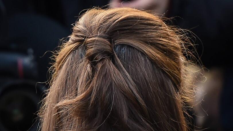 Eine Half-up-Frisur ist eine Mischung aus offenen Haaren und einer Hochsteckfrisur. Dabei wird nur der obere Teil der Haare nach hinten genommen und fixiert. Eine Half-up-Frisur ist eine Mischung aus offenen Haaren und einer Hochsteckfrisur. Dabei wird nur der obere Teil der Haare nach hinten genommen und fixiert.