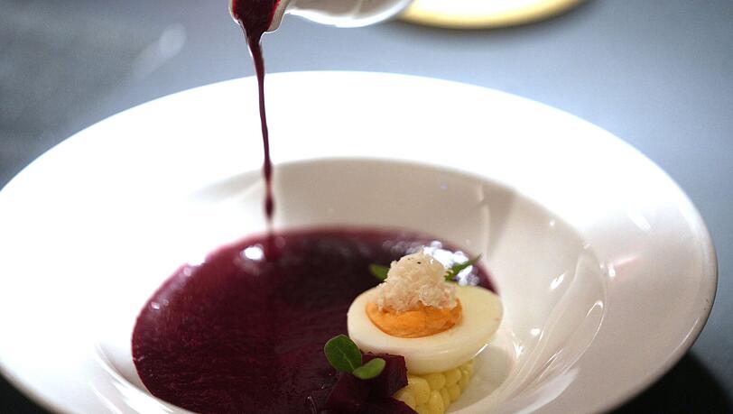 Borschtsch &ndash; Kartoffel-Dill-P&uuml;ree/Gef&uuml;lltes Meerrettich-Ei