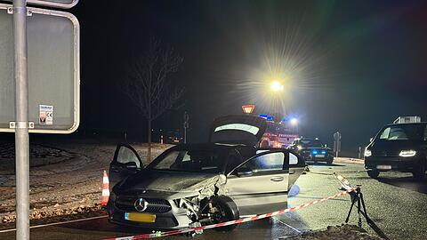 Die beiden Verd&auml;chtigen wurden laut Polizei bei dem Unfall in dem Fluchtauto eingeklemmt und leicht verletzt.