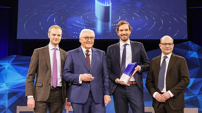 V. l.: Alexander Rinke, Bundespräsident Frank-Walter Steinmeier, Martin Klenk, Bastian Nominacher. Die drei Celonis-Gründer wurden im Jahr 2019 mit dem Deutschen Zukunftspreis ausgezeichnet. V. l.: Alexander Rinke, Bundespräsident Frank-Walter Steinmeier, Martin Klenk, Bastian Nominacher. Die drei Celonis-Gründer wurden im Jahr 2019 mit dem Deutschen Zukunftspreis ausgezeichnet.