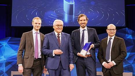 V. l.: Alexander Rinke, Bundespr&auml;sident Frank-Walter Steinmeier, Martin Klenk, Bastian Nominacher. Die drei Celonis-Gr&uuml;nder wurden im Jahr 2019 mit dem Deutschen Zukunftspreis ausgezeichnet.