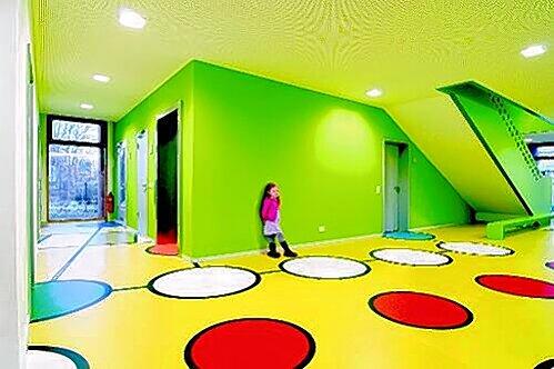 Wo der Flur zum gigantischen Spielfeld wird: Tom Früchtls Bodenarbeit &bdquo;Spielmitmir&ldquo; in der Kooperationseinrichtung an der Großhaderner Straße.