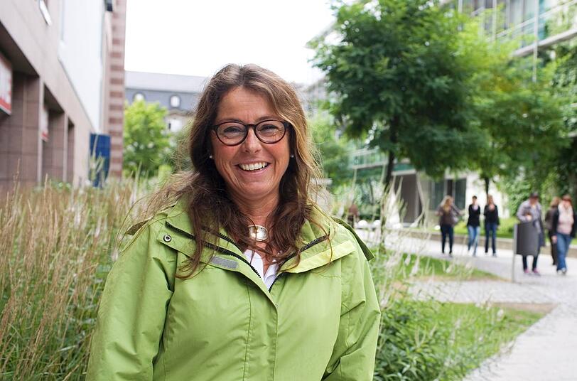 Brigitte Kainz (47), Beamtin: "Ich denke, ob Frauen oder Männer schlauer sind, das hängt stark von den Bereichen ab. Generell gilt aber: Wir denken zwar umständlicher, aber in kürzeren Prozessen. Man organisiert sich als Frau einfach anders. Man muss die Familie unter einen Hut bringen, die Arbeit &ndash; da ist schnelles Denken und Handeln gefordert. Deshalb sind wir auch die besseren Manager, planen auf dem direkten Weg ohne große Umschweife. Männer kommen hier aus ihrer Stammtischrunde nicht raus."