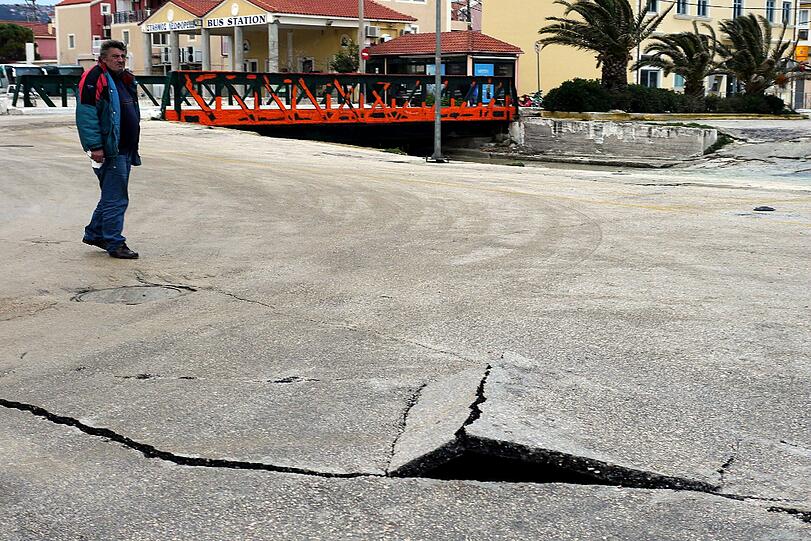 Nach mehreren Erdbeben sind Gebäude und Straßen auf der griechischen Insel Kefalonia stark beschädigt.