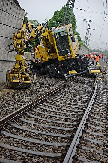 Eine S-Bahn ist in Olching gegen einen Bagger bzw. gegen eine Baggerschaufel gekracht: Die Bilder vom Unfall und vom Verkehrschaos.