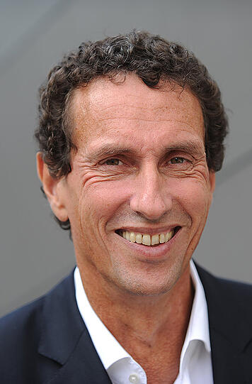 Julian Nida-Rümelin, Philosoph: &bdquo;Totgesagte leben länger. Im Falle der AZ konnte man es spüren, wie ihre treue Leserschaft aufatmete, als es dann doch nicht zu Ende ging. Es gibt solchene und solchene &ndash; Boulevardzeitungen meine ich. Die AZ gehört zu der seltenen Sorte. Herzlichen Glückwunsch!&ldquo;