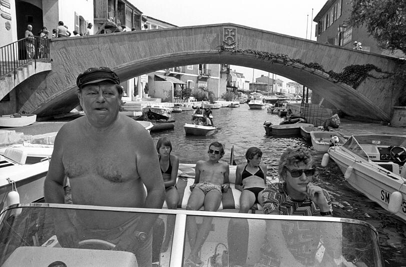 Familienurlaub 1976 in Südfrankreich: Der Patriarch steuert das Boot mit seinen Kindern (von rechts) Franz Georg, Monika und Max (mit einer Freundin der Familie).