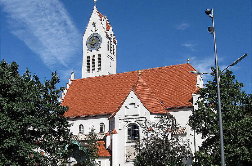 Die Erlöserkirche hinter der Münchner Freiheit.