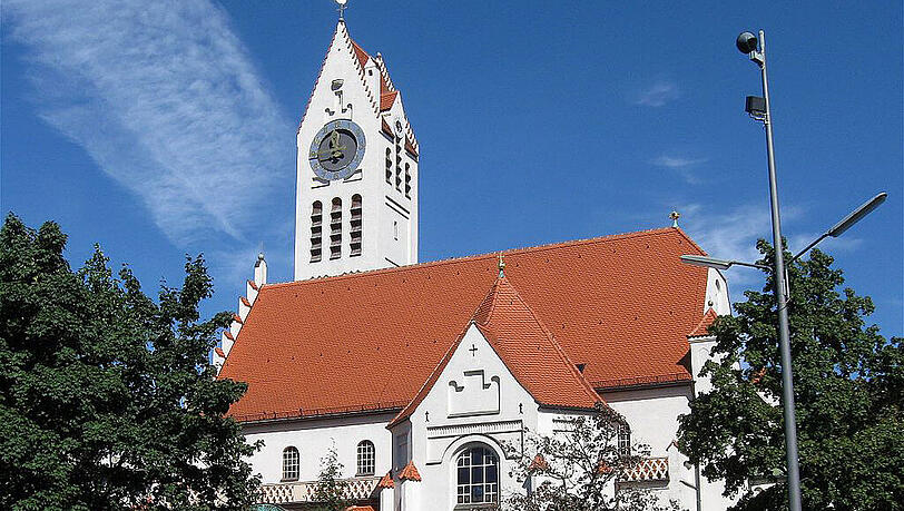 Die Erlöserkirche hinter der Münchner Freiheit. Die Erlöserkirche hinter der Münchner Freiheit.